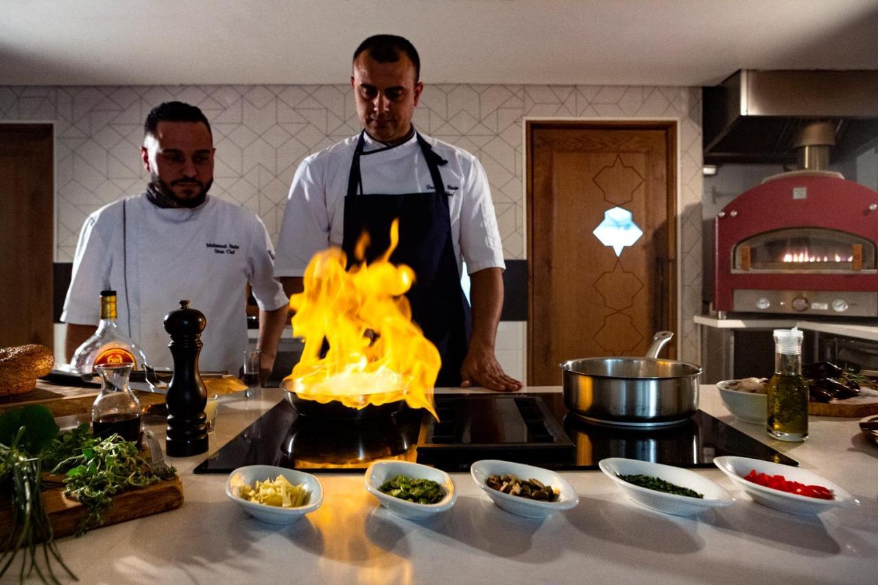 美洲侨民酒店-全球奢华精品酒店 耶路撒冷 外观 照片 A chef flambées a dish