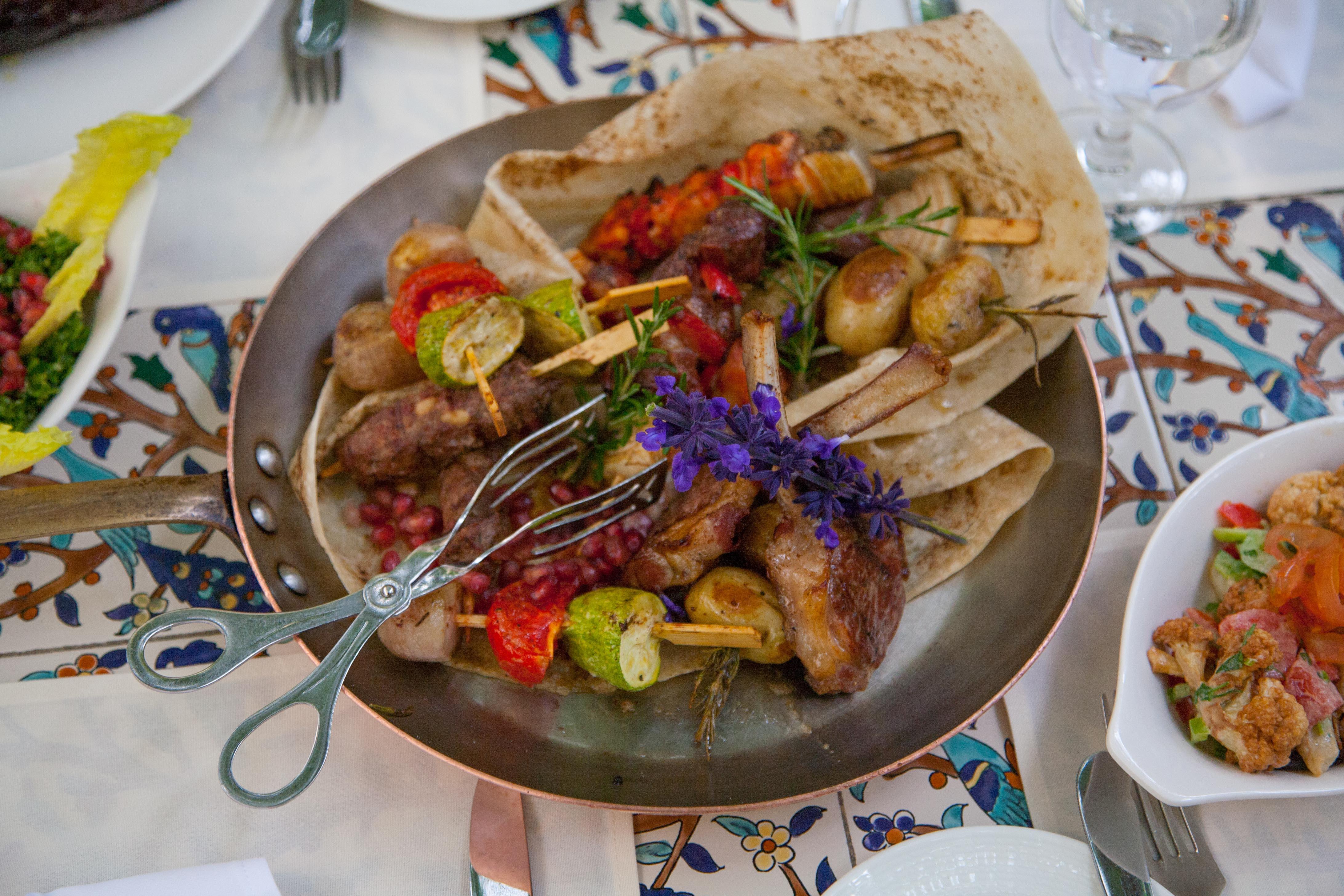 美洲侨民酒店-全球奢华精品酒店 耶路撒冷 外观 照片 A plate of grilled lamb with vegetables